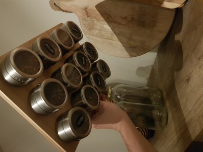 Dit hield ik niet heel lang vol  maar zelfs schuin ondersteboven bleven de potjes op hun plek &quot;hangen&quot;. Zijn best sterke magneetjes moet ik zeggen