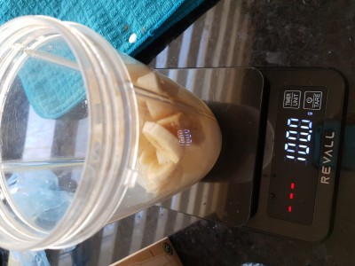Daarna gesneden plakjes banaan. Again, gewoon random 1 banaan in plakjes snijden en dan 100,0 wegen, is uitermate bevredigend. Deze banaan had ik in plakjes gesneden een goed half uur in de vriezer gelegd, om een beetje extra kou te hebben voor het drankje.