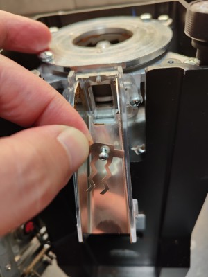 Dit ding noemen ze de ACE systeem en was heel vreemd haast verstopt geraakt en hing een beetje losjes. Ik heb geprobeerd dit in zijn algeheel te verwijderen en zo eens te proberen maar tijdens het malen vliegt de maalsel zo vluchtig dat het zelfs uit mijn portafilter vliegt.<br />Dus nogmaals open en weer terug gezet.
