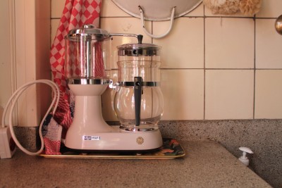 De kaft van de gebruiksaanwijzing van het eerste koffiezetapparaat van Douwe Egberts uit 1963
