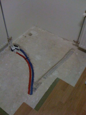 Verwarming omleggen zodat er ruimte kwam voor een koffiebar. En twee gaten boren voor de waterleiding en de afvoer.