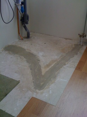 Een vloertje aanhelen. Het meubel liet helaas even op zich wachten.